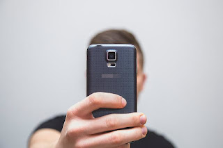 Selfie-Wahn: Verkommt LinkedIn zum banalen B2B-Instagram?