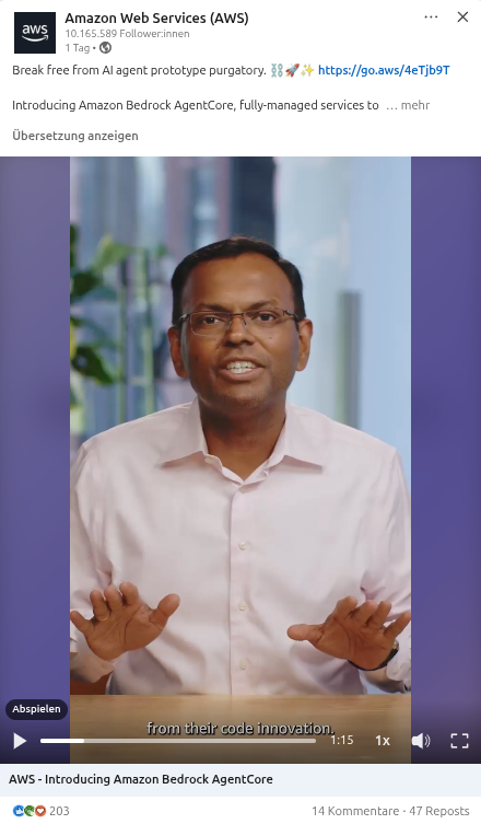 LinkedIn-Post von Amazon Web Services (AWS) mit einem Video im Hochformat: Ein Sprecher erklärt das neue Produkt Amazon Bedrock AgentCore. Das Video zeigt Untertitel und ist auf einem farblich abgesetzten Hintergrund eingebettet. Beispiel für ein performantes Videoformat auf LinkedIn im Jahr 2025.