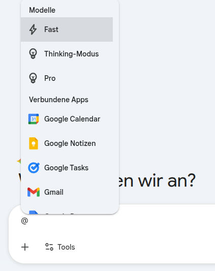 Screenshot der Benutzeroberfläche von Google Gemini mit geöffnetem Dropdown-Menü „Modelle“. Ausgewählt ist „Fast“. Darunter stehen weitere Optionen: „Thinking-Modus“ und „Pro“. Im Abschnitt „Verbundene Apps“ sind Google Calendar, Google Notizen, Google Tasks und Gmail aufgeführt.