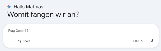 Startbildschirm des Google-Gemini-Chatfensters mit Begrüßung „Hallo Mathias – Womit fangen wir an?“ sowie Eingabefeld „Frag Gemini“ und Tool-Optionen.
