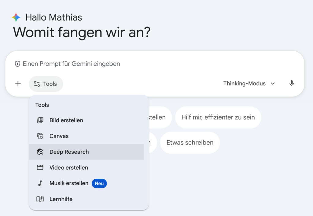 Screenshot der Google-Gemini-Oberfläche mit Begrüßung „Hallo Mathias“ und geöffnetem Tools-Menü, in dem unter anderem „Deep Research“ ausgewählt ist sowie Optionen wie Bild erstellen, Canvas, Video und Musik erstellen sichtbar sind.