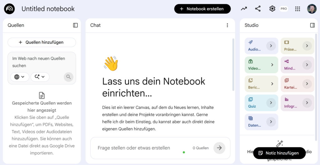 Google NotebookLM mit einem leeren Notebook. Links können Quellen wie PDFs, Webseiten oder Dokumente hinzugefügt werden. In der Mitte befindet sich der Chatbereich. Rechts stehen Werkzeuge wie Audio-Zusammenfassungen, Präsentationen, Mindmaps, Quizze und Infografiken zur Verfügung.