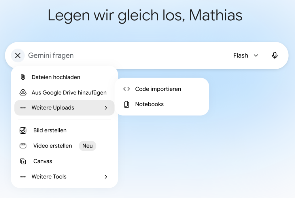 Geöffnetes Upload-Menü in Google Gemini. Unter ‚Weitere Uploads‘ wird die Option ‚Notebooks‘ angezeigt, über die bestehende NotebookLM-Notebooks als Wissensquelle in einen Gemini-Chat eingebunden werden können.