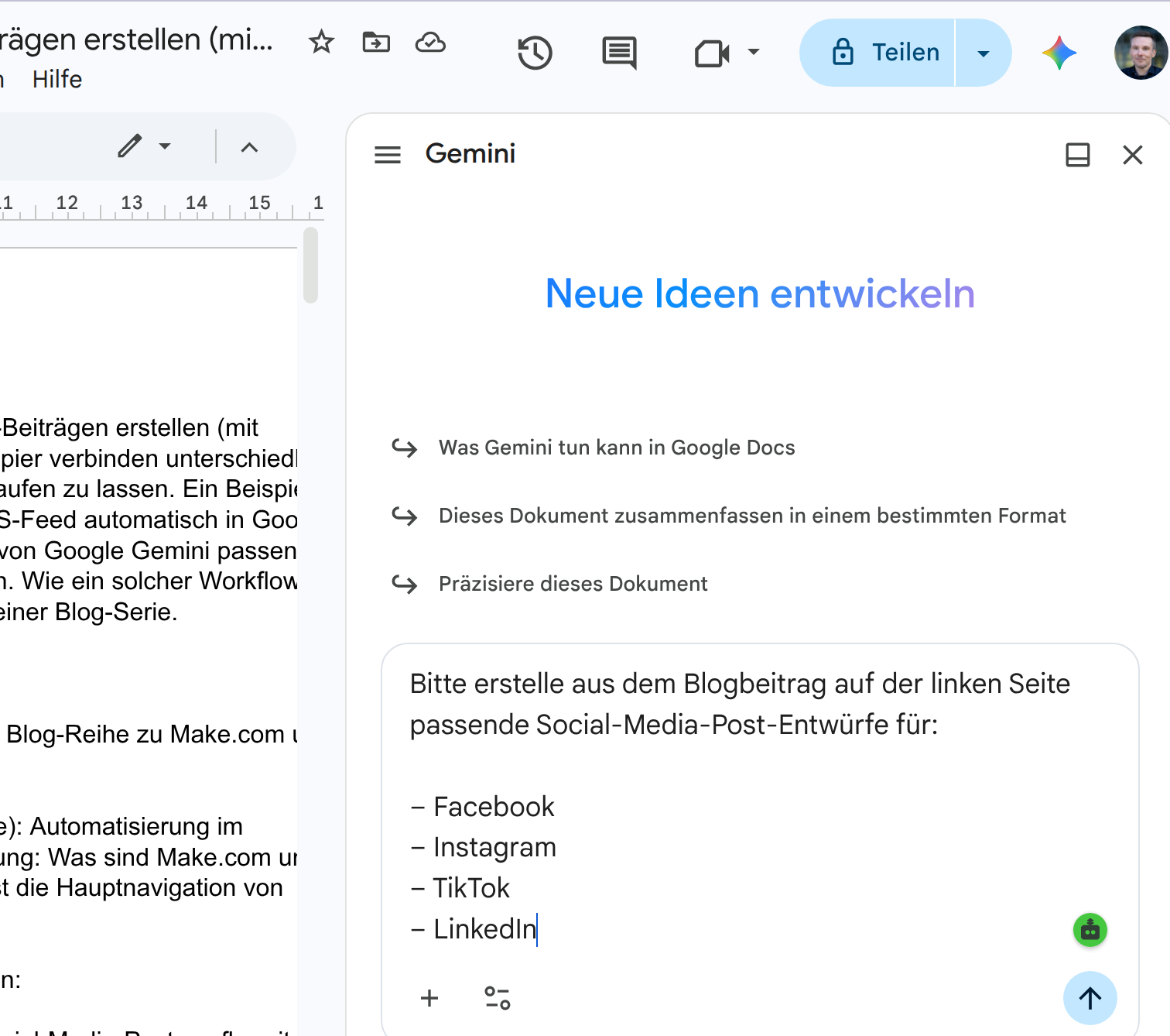 Screenshot der Gemini-Seitenleiste in Google Docs. Im Eingabefeld wird Gemini angewiesen, aus dem Blogbeitrag passende Social-Media-Post-Entwürfe für Facebook, Instagram, TikTok und LinkedIn zu erstellen.