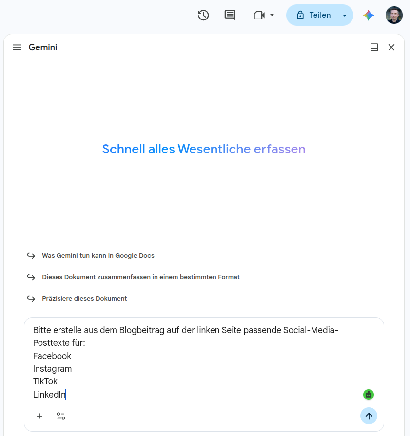 Screenshot der Gemini-Integration in Google Docs. Auf der rechten Seite des Dokuments ist die Gemini-Seitenleiste geöffnet. Im Eingabefeld wurde ein Prompt formuliert, der Gemini anweist, aus dem Blogbeitrag passende Social-Media-Posttexte für Facebook, Instagram, TikTok und LinkedIn zu erstellen. Das Bild zeigt, wie der KI-Assistent direkt innerhalb von Google Docs zur Weiterverarbeitung der automatisch übertragenen Bloginhalte genutzt werden kann.