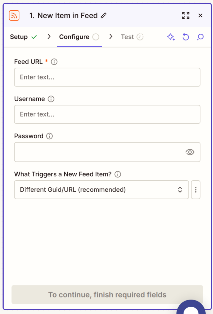 Screenshot der Zapier-Konfiguration für den RSS-Trigger „New Item in Feed“. Zu sehen sind Eingabefelder für die Feed-URL, optional Benutzername und Passwort sowie eine Auswahl, anhand welchen Merkmals neue RSS-Einträge erkannt werden.