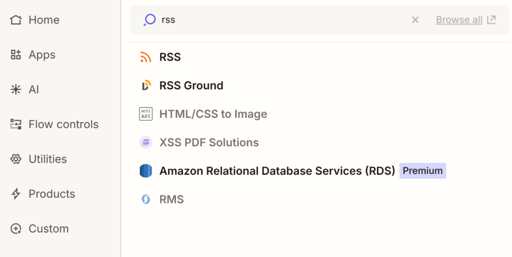 Screenshot der Zapier-App-Auswahl. Im Suchfeld wurde „rss“ eingegeben. In der Trefferliste erscheint die App „RSS“, die als Trigger für RSS-Feeds ausgewählt wird. Links sind die Kategorien der Zapier-App-Bibliothek wie „Apps“, „AI“ und „Flow controls“ zu sehen.