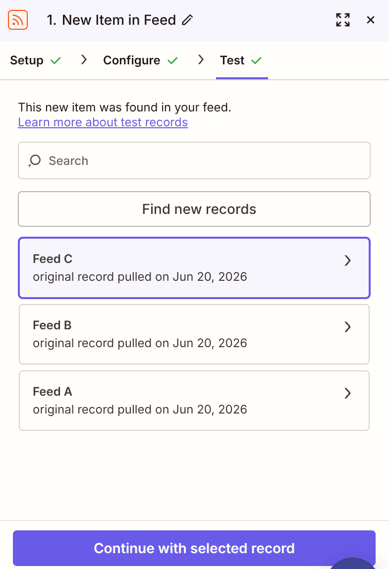 Screenshot des Zapier-Editors nach erfolgreichem Test des RSS-Triggers. Zapier hat mehrere Feed-Einträge gefunden und zeigt sie als Testdatensätze an, aus denen einer für die weitere Konfiguration ausgewählt werden kann.