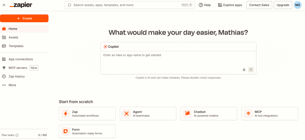 Screenshot der Zapier-Startseite. Links befindet sich die Hauptnavigation mit der orangefarbenen Schaltfläche „Create“ sowie Menüpunkten wie Home, Assets und Templates. Im Mittelpunkt der Seite steht der KI-Assistent „Copilot“ mit einem Eingabefeld zur Beschreibung eines Workflows. Darunter bietet Zapier verschiedene Startoptionen an, darunter „Zap“, „Agent“, „Chatbot“, „MCP“ und „Form“.