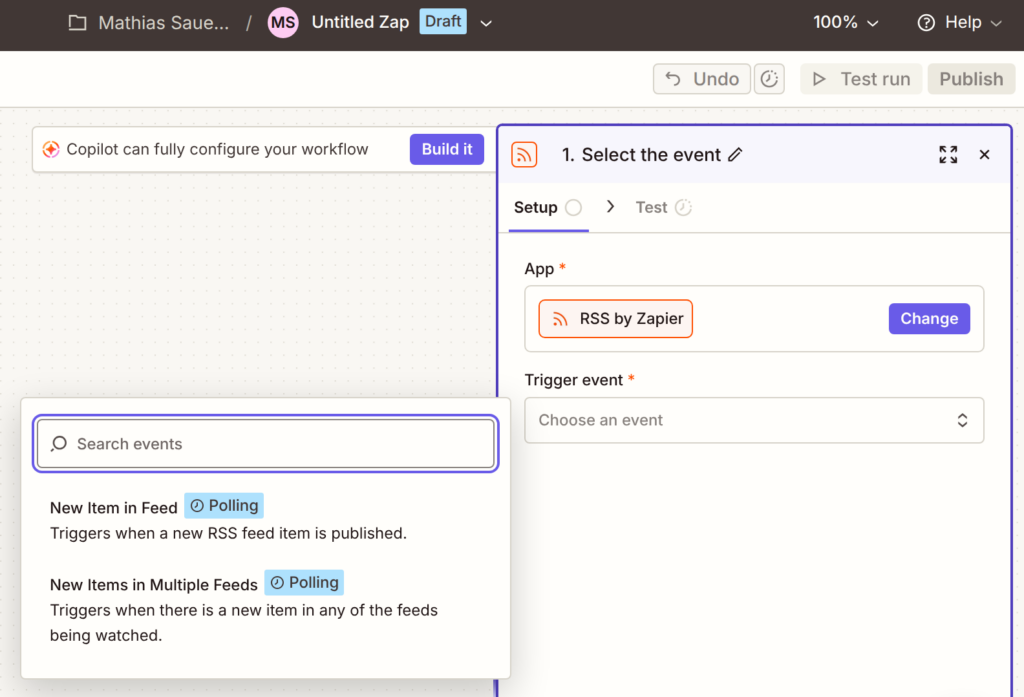 Screenshot der Trigger-Konfiguration in Zapier. Als App wurde „RSS by Zapier“ ausgewählt. Für das Trigger-Ereignis stehen unter anderem „New Item in Feed“ und „New Items in Multiple Feeds“ zur Auswahl. Links oben ist der noch leere Workflow-Editor zu sehen.