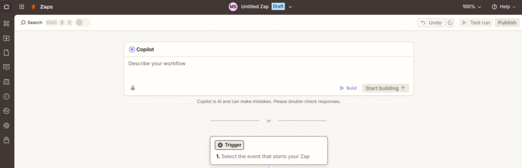 Screenshot des Zapier-Editors zum Erstellen eines Automatisierungs-Workflows. Im oberen Bereich befindet sich der KI-Assistent „Copilot“, über den sich ein Workflow per Texteingabe erstellen lässt. Darunter zeigt der Editor einen noch leeren Workflow mit den beiden Schritten „Trigger“ und „Action“, die anschließend konfiguriert werden können.