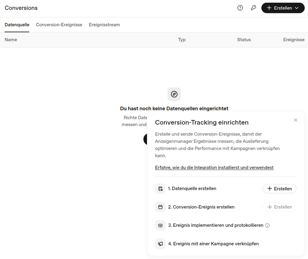 Screenshot Conversions-Bereich im ChatGPT-Ads-Manager mit den Reitern "Datenquelle", "Conversion-Ereignisse" und "Ereignisstream", sowie Anleitung "Conversion-Tracking einrichten" in vier Schritten: Datenquelle erstellen, Conversion-Ereignis erstellen, Ereignis implementieren und protokollieren, Ereignis mit einer Kampagne verknüpfen.