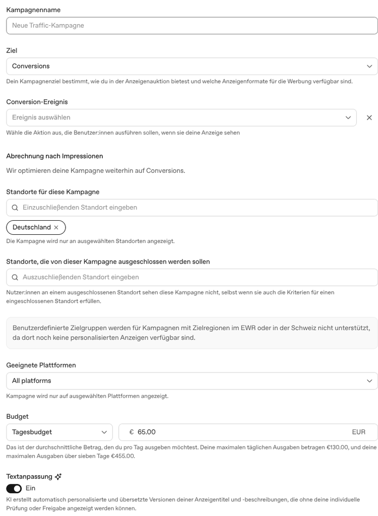 Vollständige Eingabemaske für Schritt 1 der Kampagnenerstellung im ChatGPT-Ads-Manager mit den Feldern "Kampagnenname", "Ziel", "Conversion-Ereignis", "Abrechnung", "Standorte", "Plattformen", "Budget" und "Textanpassung".